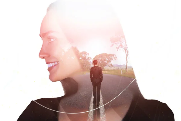 女性と成功への道にビジネスマンを笑顔の抽象的なイメージ 二重露光 — ストック写真