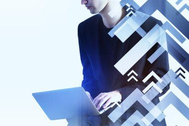 Genç işadamı yukarı doğru dijital arka plan üzerinde dizüstü kullanarak oklar. Büyüme ve başarı kavramı. Çift Pozlama 