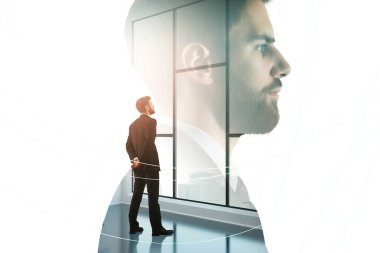 Gün ışığı alan soyut şehir arka plan üzerinde modern ofis ayakta düşünceli genç Avrupa iş adamı. Başarı ve araştırma kavramı. Çift Pozlama 