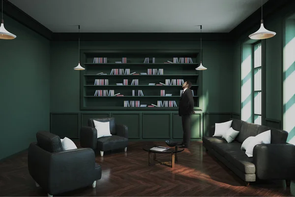 Vista Lateral Jovem Empresário Moderno Clássico Verde Biblioteca Interior Com — Fotografia de Stock