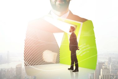 Soyut şehir ofis iç zemin üzerine düşünceli genç Avrupa işadamı portresi. Başarı ve iş kavramı. Çift Pozlama 