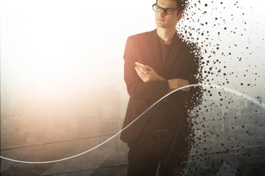 Soyut şehir arka plan kopya alanı ile smartphone ayakta ile iş adamı. Teknoloji ve ağ kavramı. Çift Pozlama 