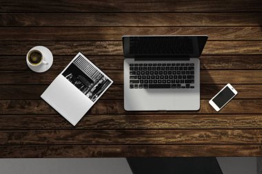 Üstten görünüm boş defter, Not defteri, kahve fincanı ve smartphone ile ahşap masaüstü. Alay etmek yukarıya, 3d render 