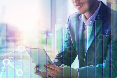 İşadamı ile parlayan forex grafik tablet kullanma. Teknoloji ve fon yönetimi kavramı. Çift Pozlama 
