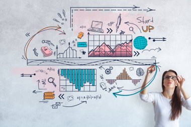 Çekici Avrupa iş kadını beton zemin üzerine yaratıcı iş kroki çizim. Finans ve başarı kavramı 