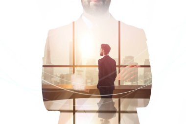 Beyaz Şehir arka plan üzerinde modern ofis ayakta düşünceli genç Avrupa iş adamı portresi. Gelecek ve başarı kavramı. Çift Pozlama 