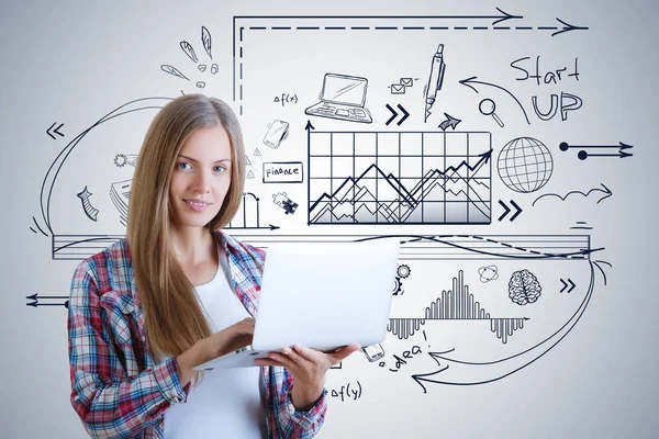 快乐的年轻欧洲妇女使用笔记本电脑在浅灰色背景与业务草图 启动和技术概念 — 图库照片