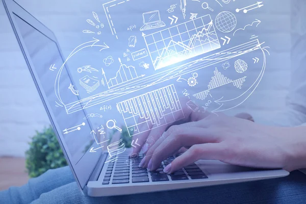 Dizüstü bilgisayar ile yaratıcı iş kullanarak el kroki. Teknoloji, ağ ve finans kavramı