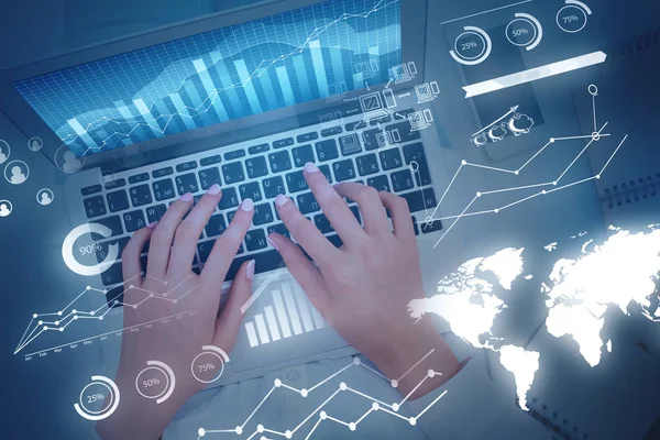 Mãos Usando Laptop Com Gráfico Forex Brilhante Fundo Embaçado Conceito — Fotografia de Stock