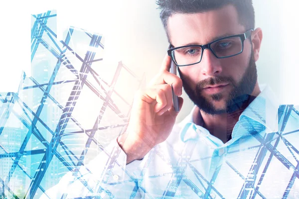 Hombre Negocios Europeo Guapo Hablando Por Teléfono Fondo Abstracto Ciudad — Foto de Stock