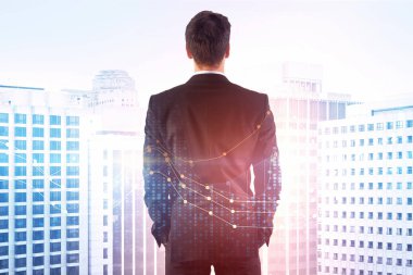 Forex grafik konumu soyut şehir arka plan üzerinde olan iş adamı. Finans ve monitör kavramı. Çift Pozlama 