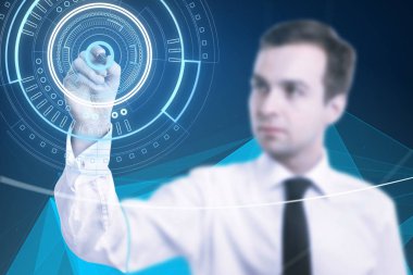 Parlayan dijital iş arabirimini kullanarak çekici bulanık genç Avrupa iş adamı. Geleceği ve hologram kavramı