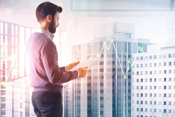 Geschäftsmann Mit Devisendiagramm Auf Abstraktem Stadthintergrund Finanzierungs Und Statistikkonzept Doppelbelastung — Stockfoto