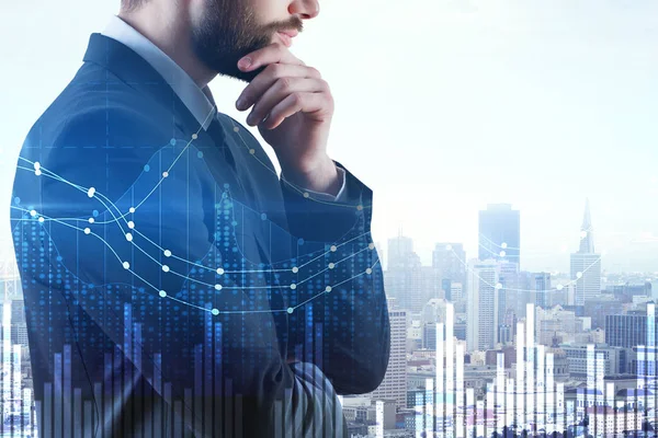 Forex grafik konumu soyut şehir arka plan üzerinde olan iş adamı. Finans ve büyüme kavramı. Çift Pozlama 