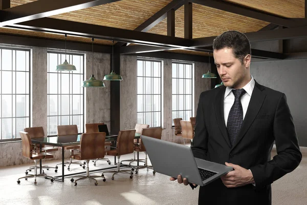 Jovem Empresário Europeu Atraente Usando Laptop Interior Sala Conferências Moderna — Fotografia de Stock