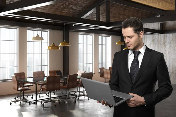 Knappe Jonge Europese Zakenman Met Laptop Moderne Conferentie Kamer Interieur — Stockfoto