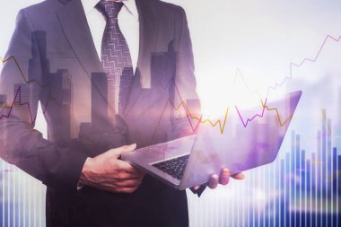 dizüstü bilgisayar ve dijital forex grafik megapolis gökdelenler arka plan, tutan işadamı çift pozlama. 3D render