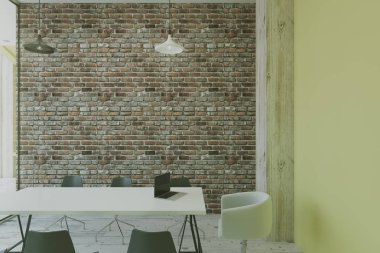 Modern loft tarzı konferans salonundaki minimalist mobilyaları ve cam duvar ile boş tuğla duvar. 3D render