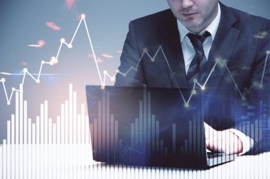 Finansal ile ofis ve iş grafik içinde laptop ile çalışan işadamı çift pozlama