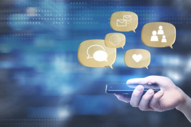 sosyal ağ medya kavramı ile smartphone, arka plan da el anddigital Sosyal Medya Icons