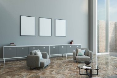 ahşap zemin, gri renk mobilya ve zeminden tavana uzanan pencere ile modern oturma odasında üç boş afiş üzerinde açık gri duvar. 3D render