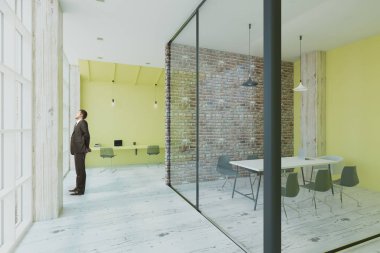 modern ofis withlime renk duvar ve konferans salonunda cam ve tuğla duvarlı pencere bakarak işadamı. 