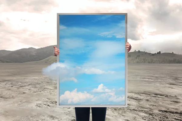 在沙漠背景下 用明亮的天空看着画框的人 跳出盒子概念 — 图库照片
