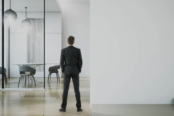 Rückansicht Geschäftsmann Steht Auf Holzboden Modernem Büro Der Nähe Leere — Stockfoto