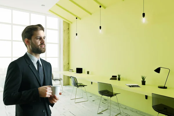 Zakenman Met Koffiemok Bij Limoen Groene Werkruimte Achtergrond Met Lege — Stockfoto