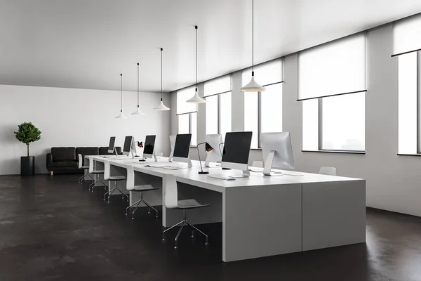 现代开放空间的侧面视图单色办公室用电脑 混凝土地板和白色家具 — 图库照片