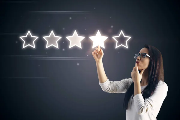 つ星評価品質レビュー ベスト サービス ビジネス インターネット マーケティングの概念黒の背景で眼鏡の実業家と — ストック写真
