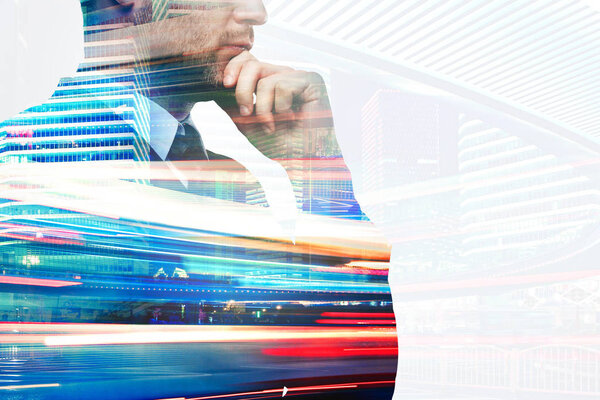 двойное воздействие мыслящего бизнесмена и ночного города с размытыми линиями
