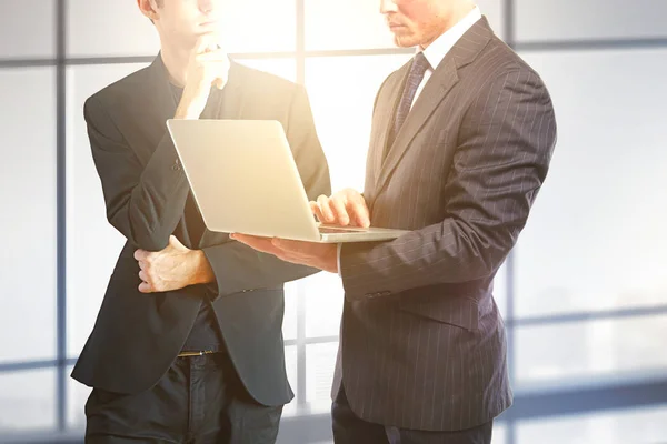 Símbolo Del Concepto Unidad Con Los Socios Comerciales Hablando Entre — Foto de Stock