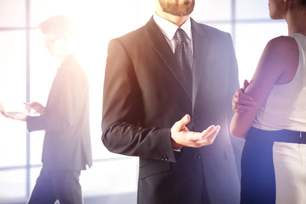 Símbolo Conceito Unidade Com Empresária Conversando Com Empresário Fundo Escritório — Fotografia de Stock