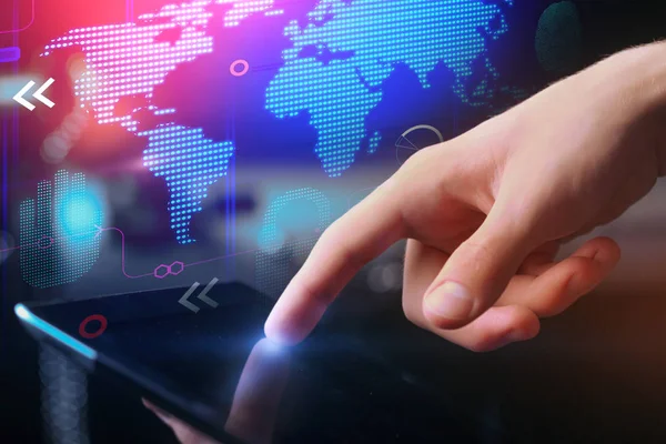 Mão Homem Trabalhando Tablet Digital Projetado Abstrato Tecnologia Mapa Mundo — Fotografia de Stock