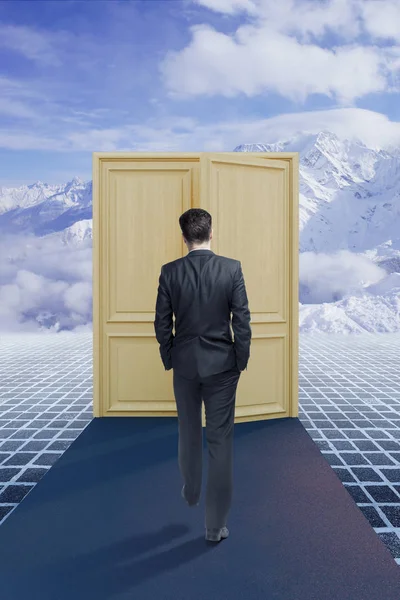 Путь Успешному Бизнесу Человеком Идущим Голубому Ковру Видом Горы Дверьми — стоковое фото