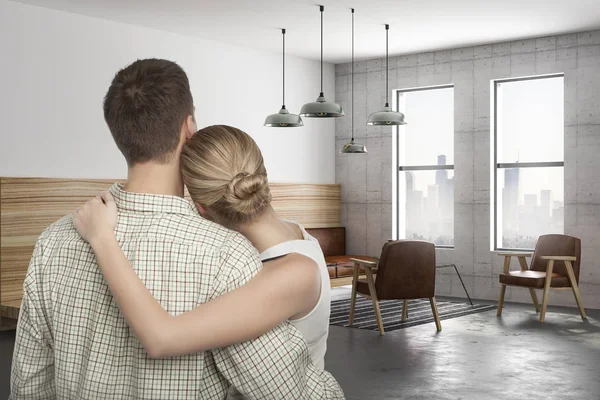 Familienpaar Modernen Loft Wohnzimmer Mit Vintage Ledermöbeln Betonboden Und Blick — Stockfoto
