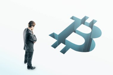 Düşünceli genç işadamı soyut bitcoin boşluk beyaz arka plan üzerinde seyir. Para kavramı 