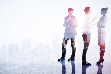 İş adamları siluetleri forex grafik ve kopya alanı ile soyut şehir arka plan üzerinde duruyor. İstihdam, ekip çalışması ve başarı kavramı. Çift Pozlama 