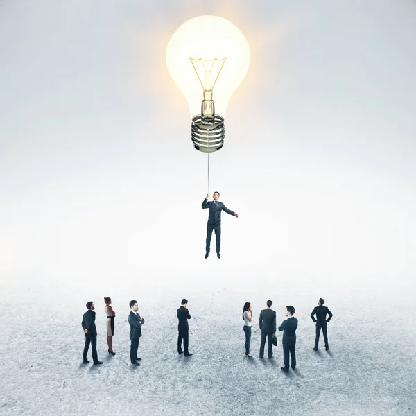 Zakenman Met Abstracte Gloeiende Lamp Ballon Boven Menigte Vliegen Succes — Stockfoto