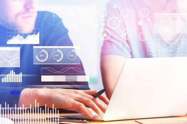 人のビジネスマンがぼやけて背景にラップトップを使用して クローズ アップ チームワークと財務の概念 二重露光 — ストック写真