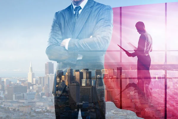 商人与红色超级英雄海角站立在抽象办公室城市背景与阳光 领导力和工作理念 双重曝光 — 图库照片
