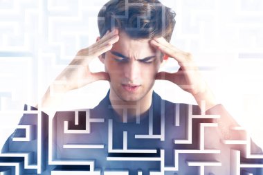 Soyut labirent arka plan üzerinde dalgın genç işadamı portresi. Meydan okuma ve zorluk kavramı. Çift Pozlama 