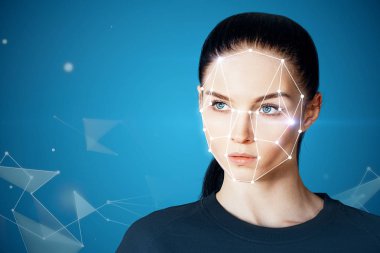 Yüz tanıma sistemi ile çekici genç Avrupa iş kadını portresi. Kimliği ve tarama kavramı