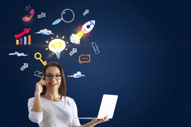 Laptop ayakta renkli iş mavi duvar zemin üzerine ile neşeli genç işkadını portresi kroki. Teknoloji ve ekonomi kavramı 