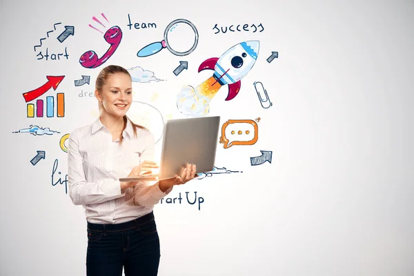 Retrato Jovem Empresária Alegre Com Laptop Fundo Parede Concreto Com — Fotografia de Stock