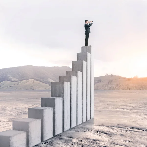 Empresário Olhando Para Distância Enquanto Está Cima Escada Concreto Fundo — Fotografia de Stock