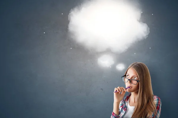 Πορτρέτο Του Στοχαστικός Νεαρή Γυναίκα Καυκάσιος Σκέψη Σύννεφο Στέκεται Πάνω — Φωτογραφία Αρχείου
