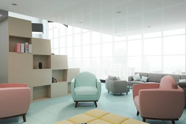 Yan Görünüm Çağdaş Ofis Ahşap Raf Renkli Sandalyeler Şehir Manzaralı — Stok fotoğraf