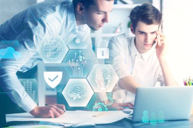 Dizüstü parlayan arayüzü ile birlikte kullanarak iki yakışıklı Avrupa iş adamları. Takım çalışması ve İnovasyon kavramı. Çift Pozlama 